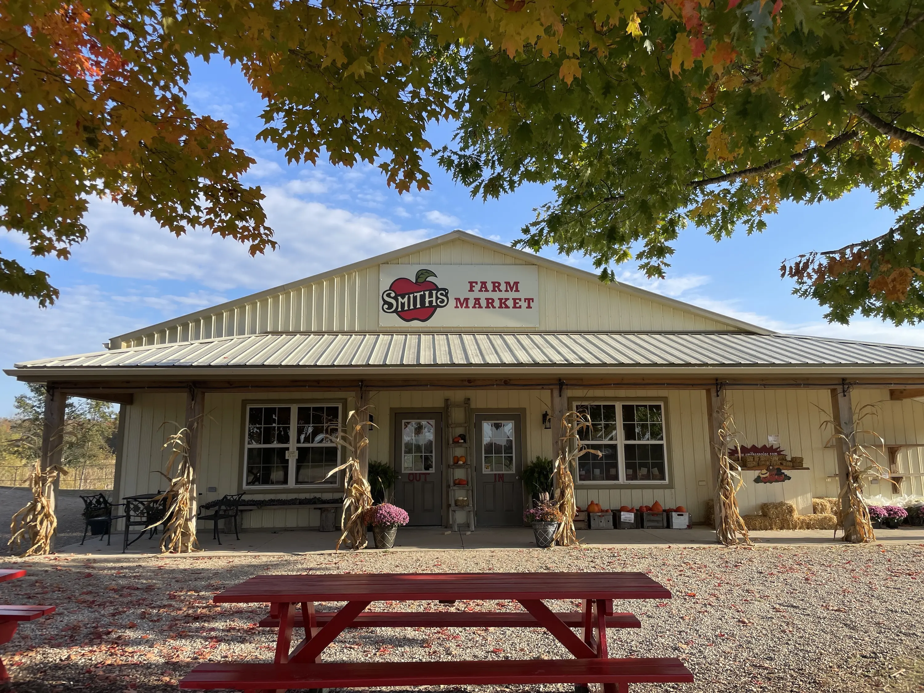 Smiths' Apples farm market with seasonal produce and baked goods